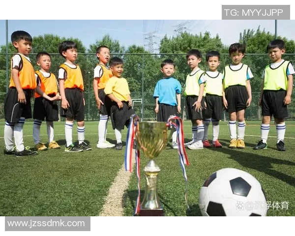 金色头发足球巨星赛场风采闪耀绿茵激发无数球迷热情